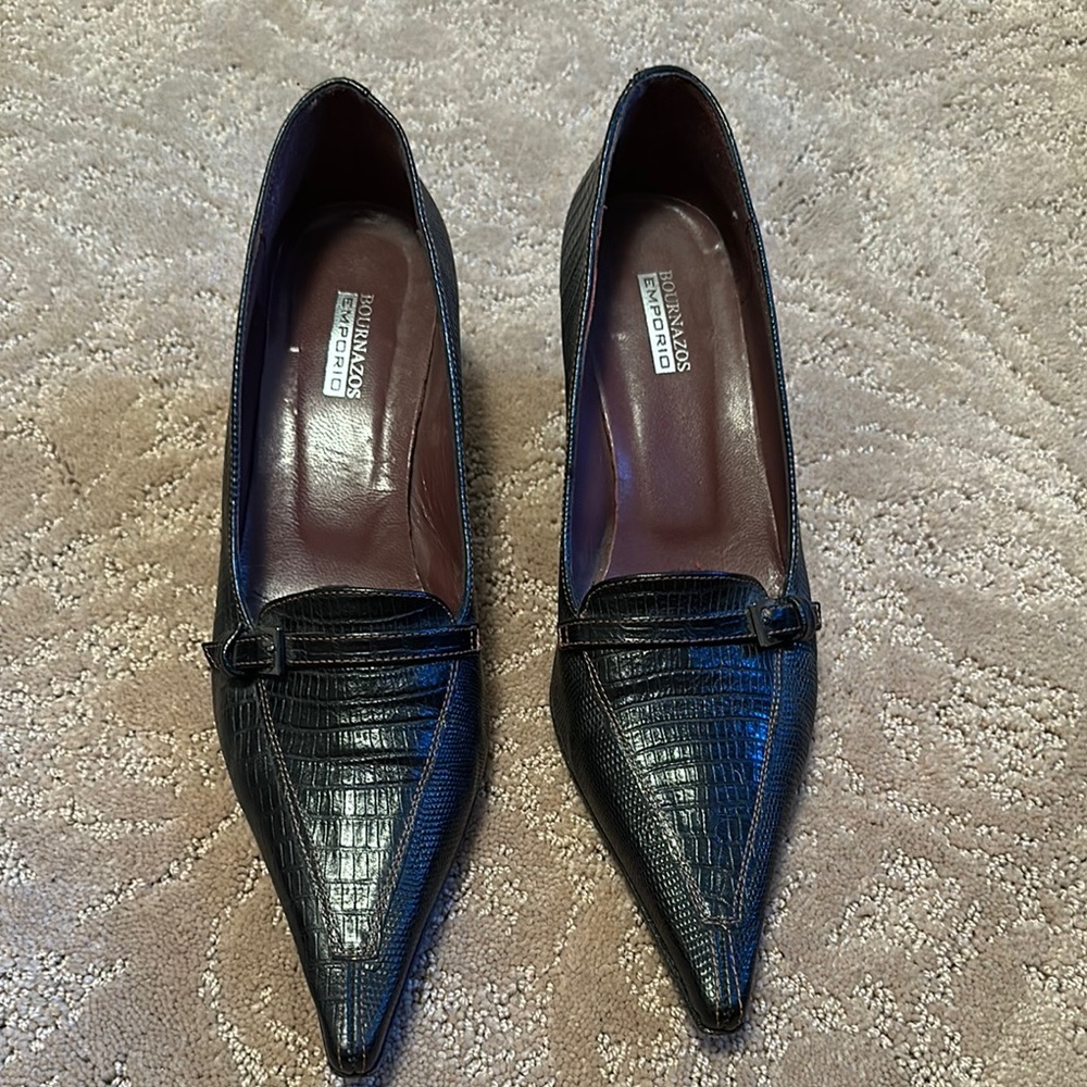 Black Heels with Textured Surface and Pointed Toe